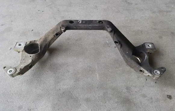 Volkswagen Touareg I Front subframe