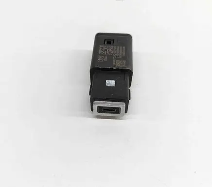 Peugeot 3008 III USB socket connector 9851608480 9831350680