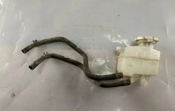Mitsubishi Grandis Brake fluid reservoir 