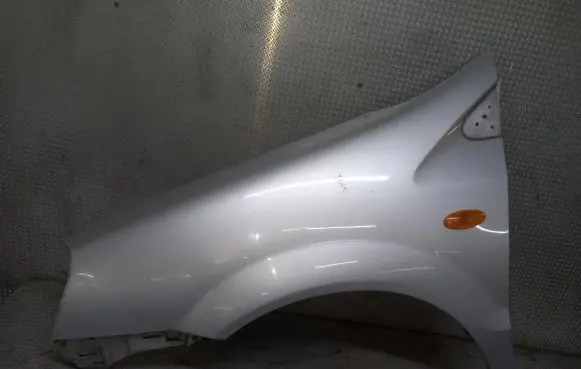 Nissan Almera Tino Fender