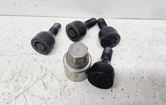 Nissan Qashqai J12 Anti-theft wheel nuts and lock 402226PA1A