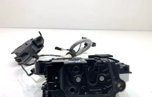 Volkswagen PASSAT B8 Front door lock 5E1837016