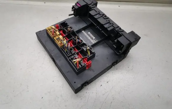 Volkswagen Touran I Fuse module 3C0937049AH