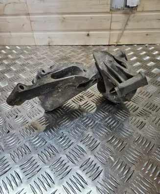 Engine mount bracket