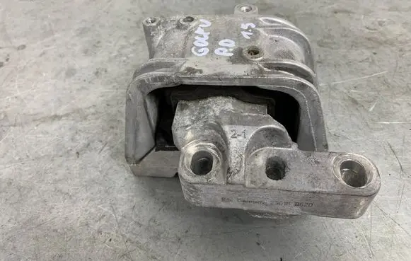 Volkswagen Golf V Engine mount bracket