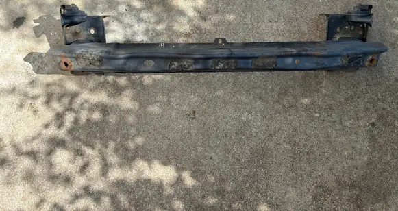 Volkswagen Touareg I Front bumper mounting bracket 7L0807109D