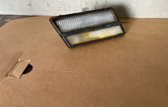 Chevrolet Corvette Front fender indicator light 5936592
