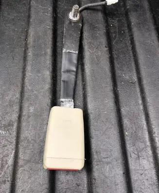 Front seatbelt buckle