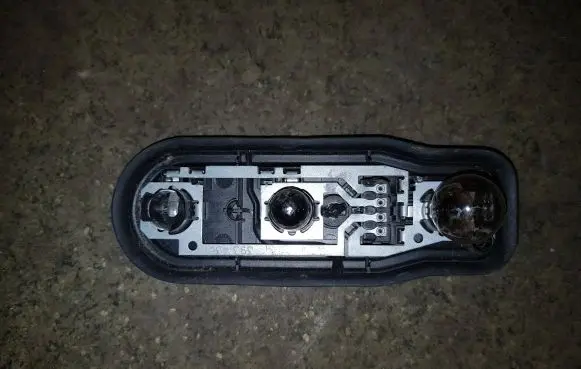 BMW 5 E39 Tail light bulb cover holder 2496339 393390