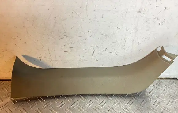 Tailgate trim