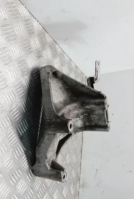 Volkswagen Touareg I Engine mounting bracket 070199307A