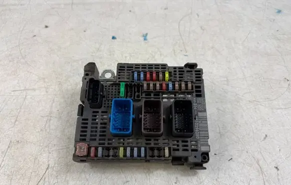 Citroen DS5 Fuse module 9810296280