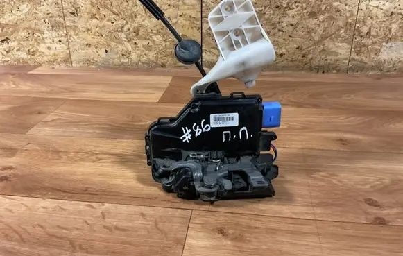 Volkswagen Caddy Front door lock PA66307G 3D2837016S