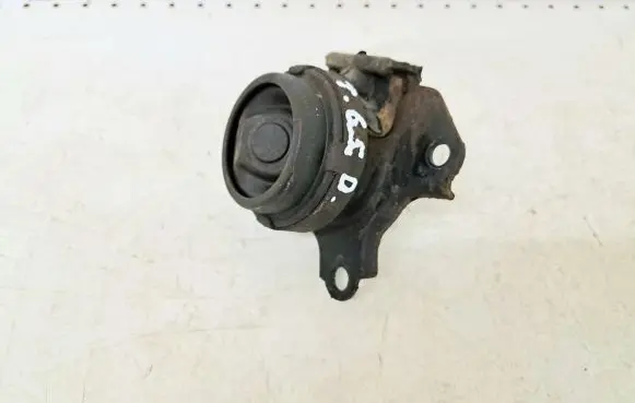 Honda FR-V Engine mount bracket