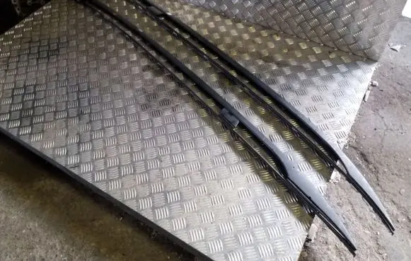 Roof bar rail