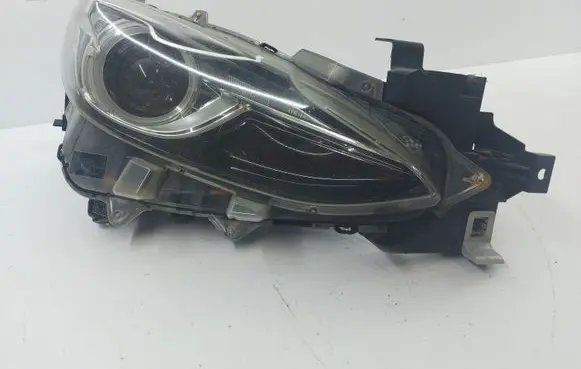 Mazda 3 II Headlight/headlamp BHT551030