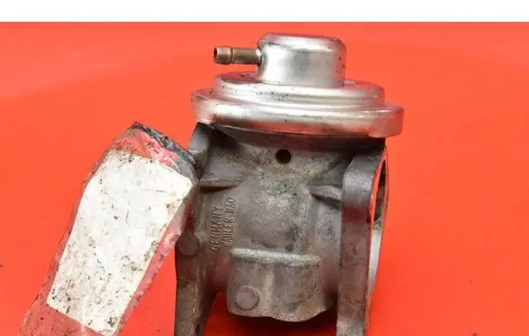 Volkswagen Touran I EGR valve 038129637D