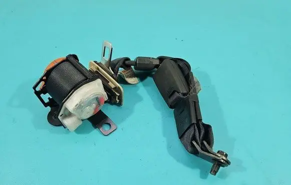 Middle seatbelt (rear)