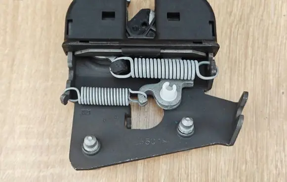BMW 5 G30 G31 G38 Seat back rest lock catch 7112864