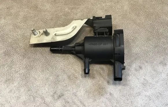 Mercedes-Benz E A207 Turbo solenoid valve A0014760532