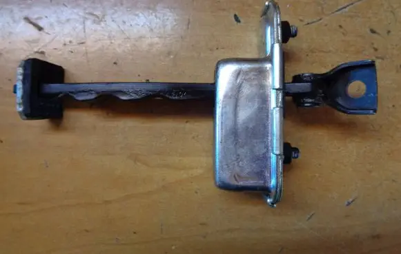 Hyundai i20 (GB IB) Front door check strap stopper