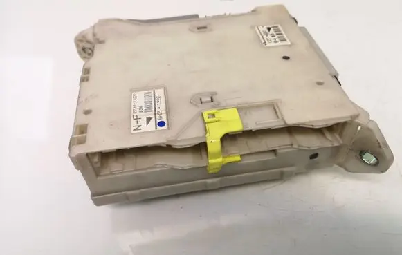 Lexus IS 220D-250-350 Fuse module 8273053021 6H291220 13276G03