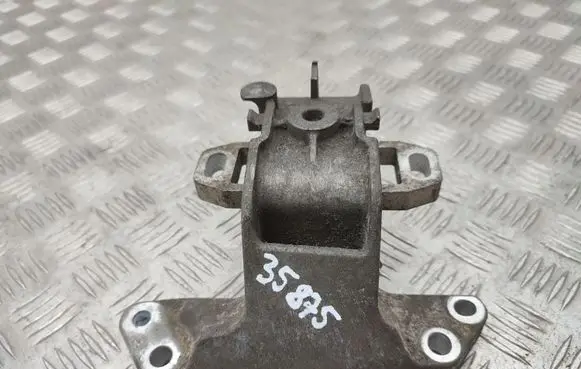 Peugeot 508 Engine mount bracket