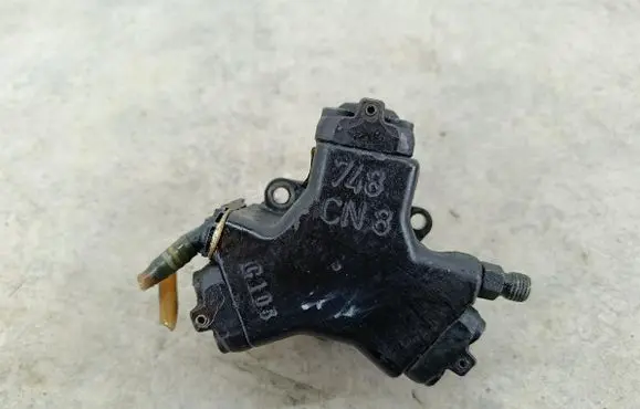 Mercedes-Benz A W168 Fuel injection high pressure pump A6110700501