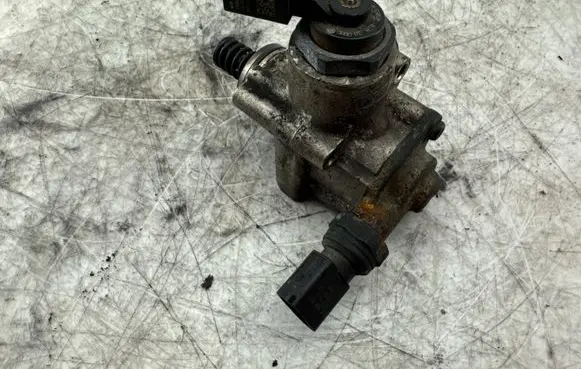 Audi A3 S3 8P Fuel injection high pressure pump 06E906051J