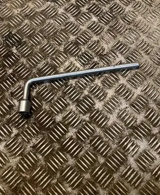 Mercedes-Benz S W221 Wheel nut wrench 2215810001 A2215810001