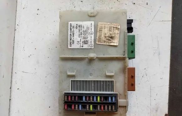 Ford Mondeo MK IV Fuse module 7G9T14A073DE