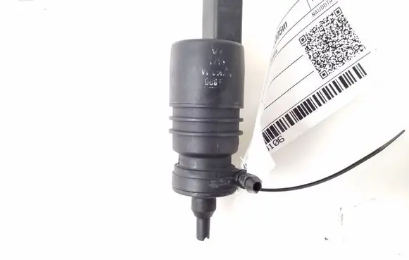 Volkswagen PASSAT B5 Windscreen/windshield washer pump 