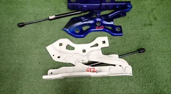 Maserati GranTurismo II Engine bonnet/hood hinges 