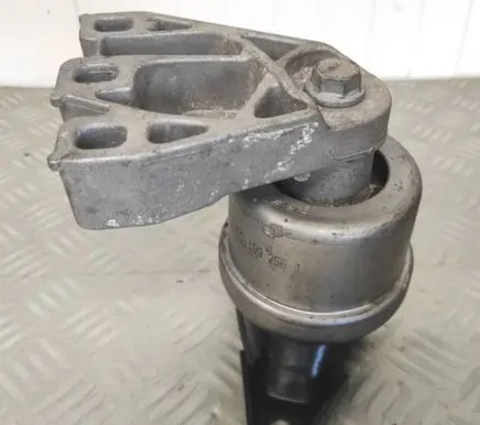 Volkswagen Transporter - Caravelle T6 Engine mounting bracket 7E0199207