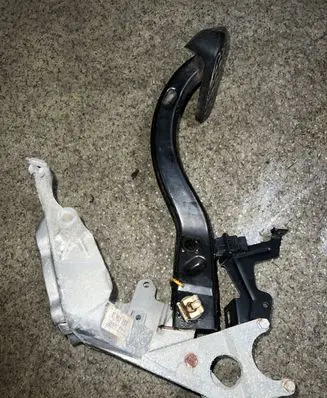 BMW 5 E39 Brake pedal 6751167