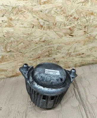 Engine mount bracket