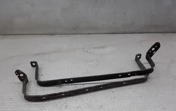 Fuel tank mounting bracket
