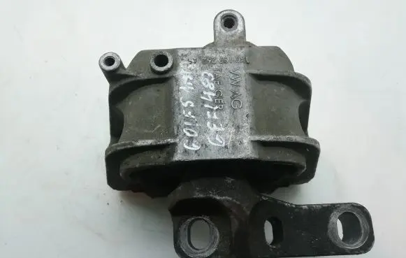 Volkswagen Golf V Engine mount bracket 1K0199262