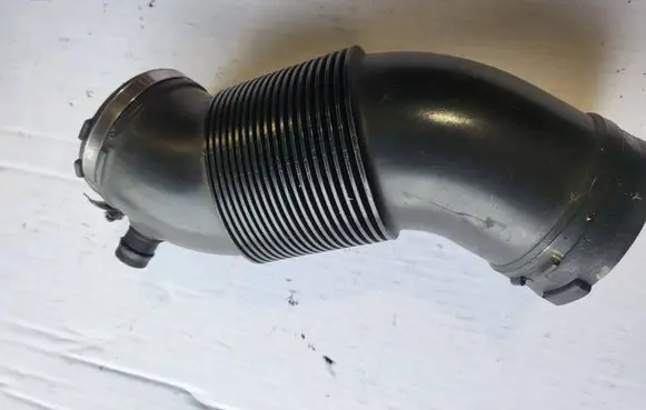 Engine coolant pipe/hose