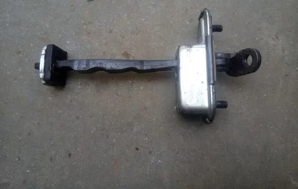 Hyundai ix35 Rear door check strap stopper
