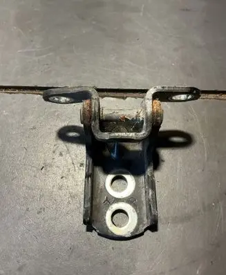 Nissan X-Trail T31 Rear door upper hinge
