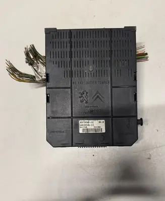 Peugeot 307 Comfort/convenience module 281171702R F01414533 21676031