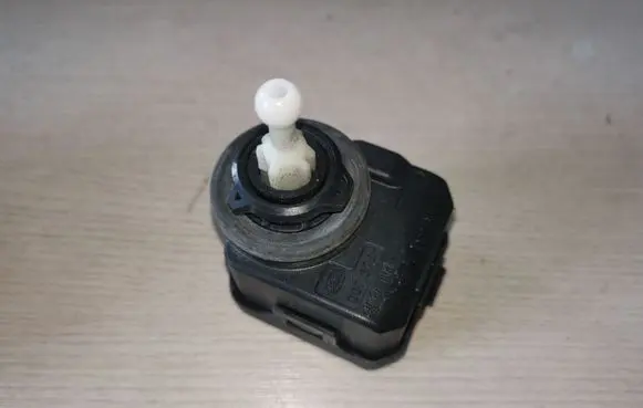 Volkswagen PASSAT B5.5 Headlight level adjustment motor 1J0941295C