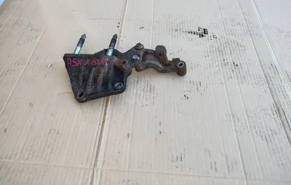 Engine mounting bracket