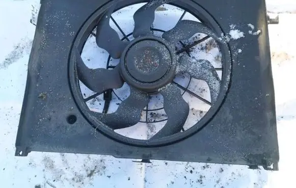 Hyundai Sonata Radiator cooling fan shroud