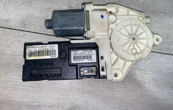 Renault Laguna III Front door window regulator motor 807300001R 978411103 978934101
