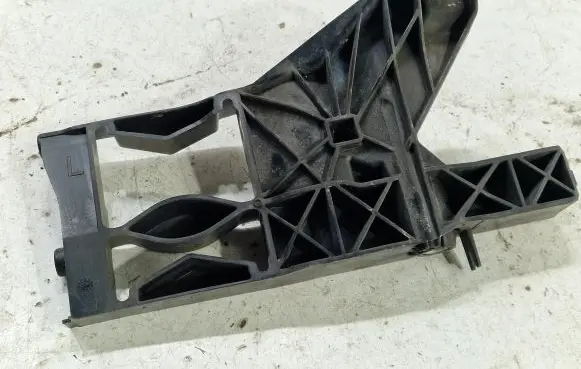 Headlight/headlamp mounting bracket