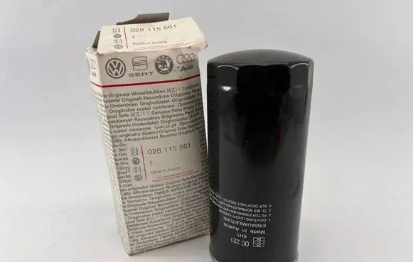 Audi 80 90 S2 B4 Oil filter cover 028115561