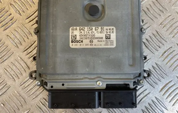 Mercedes-Benz R W251 Engine control unit/module A6421506791 1039S14048 0281013385