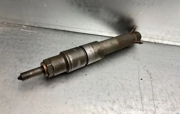 Volkswagen Golf IV Fuel injector 038130201